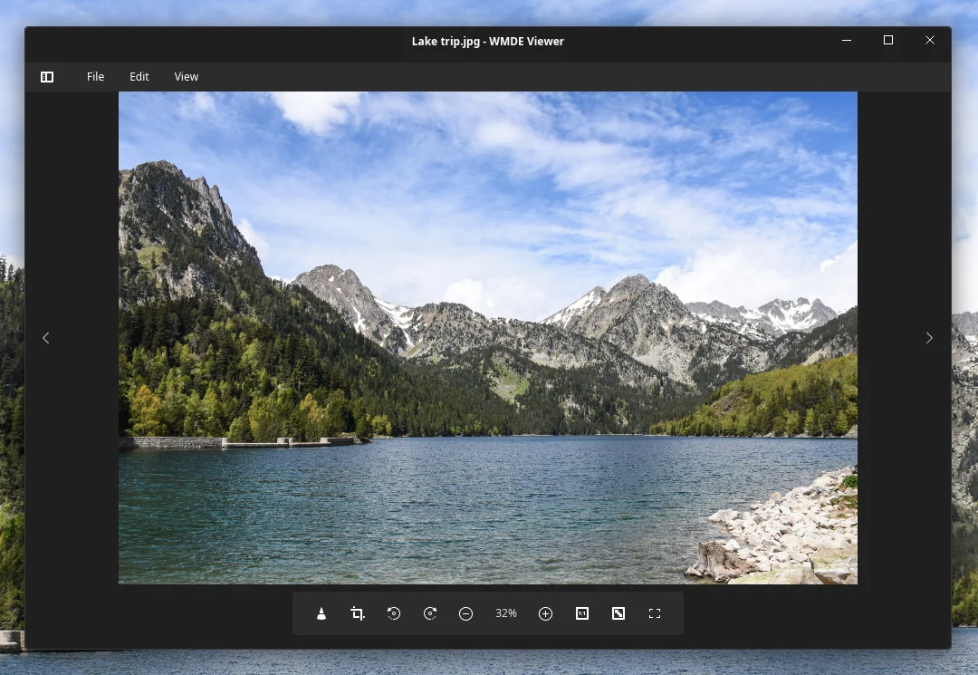 Image viewer showing a mountain lake photo with the toolbar below